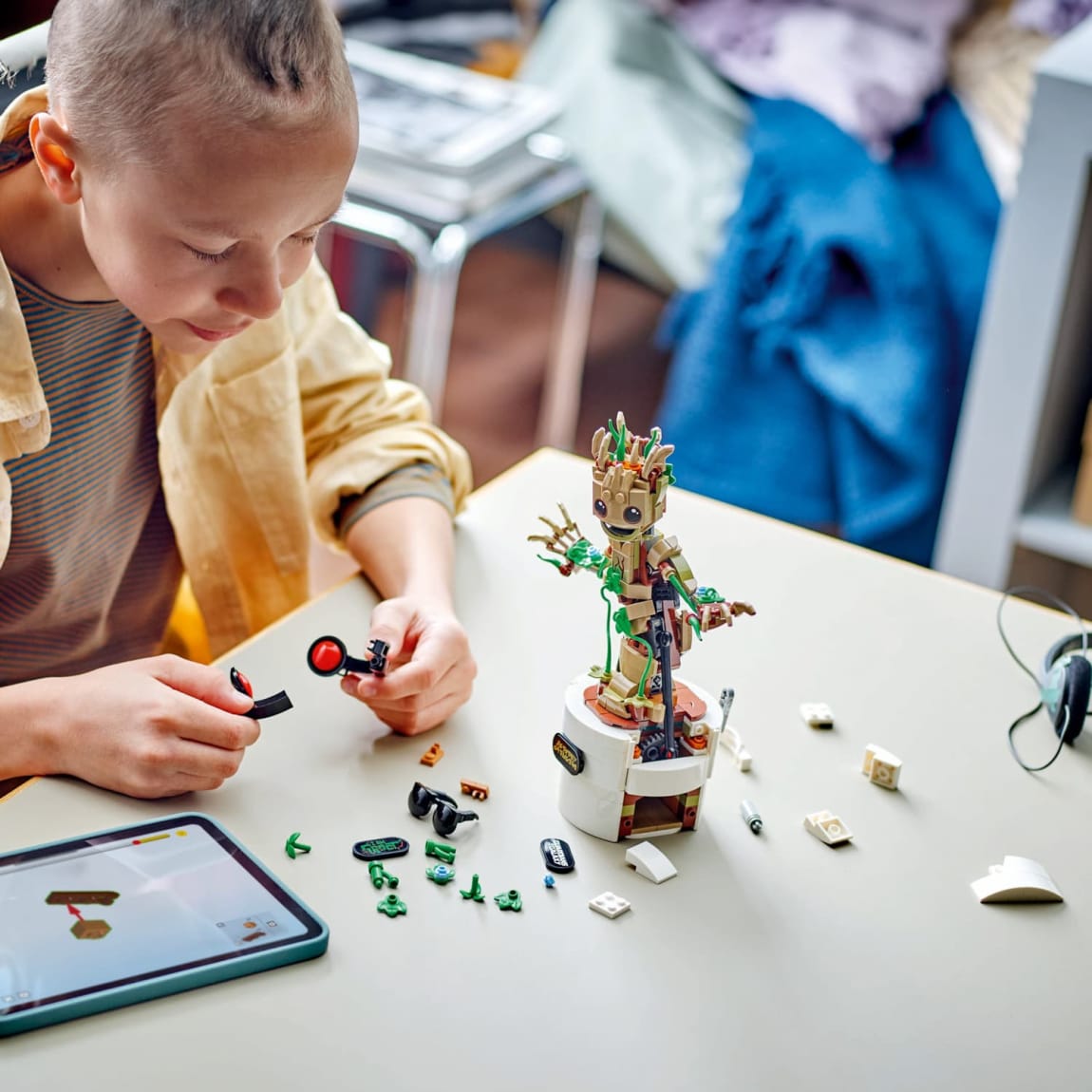 414739-lego-marvel-dancing-groot-6