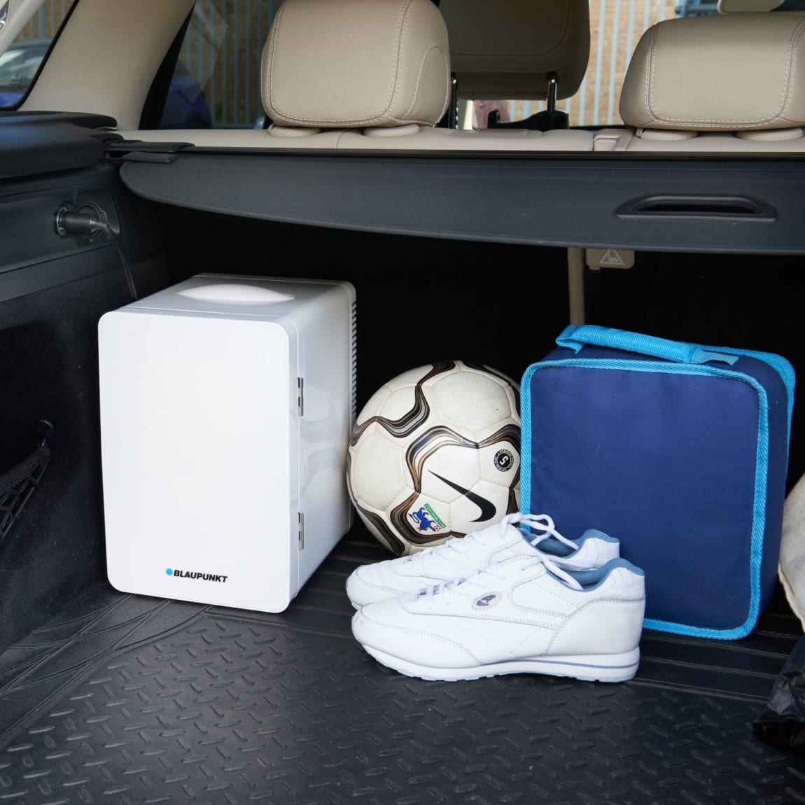 417604-blaupunkt-6l-mini-fridge-black-white-7