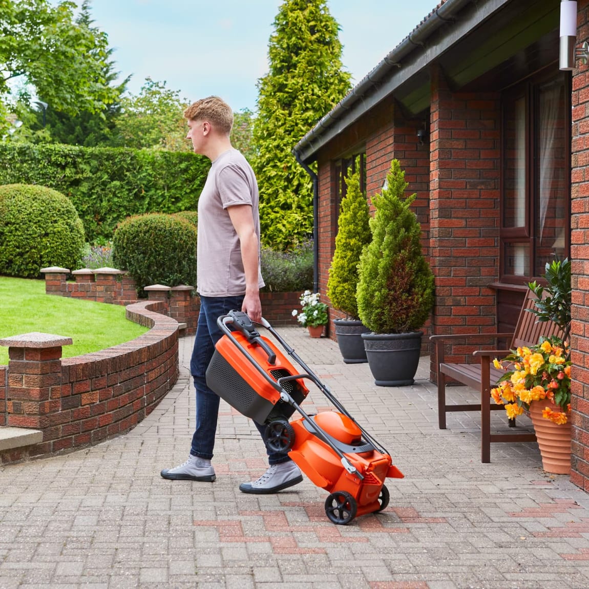 417809-flymo-simplistore-300-2