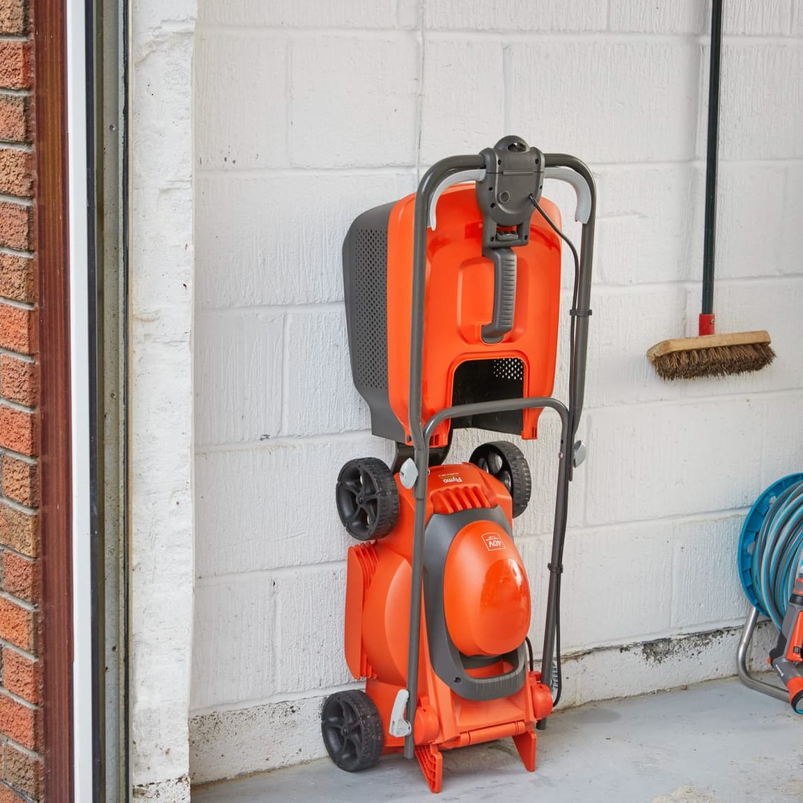 417809-flymo-simplistore-300-3