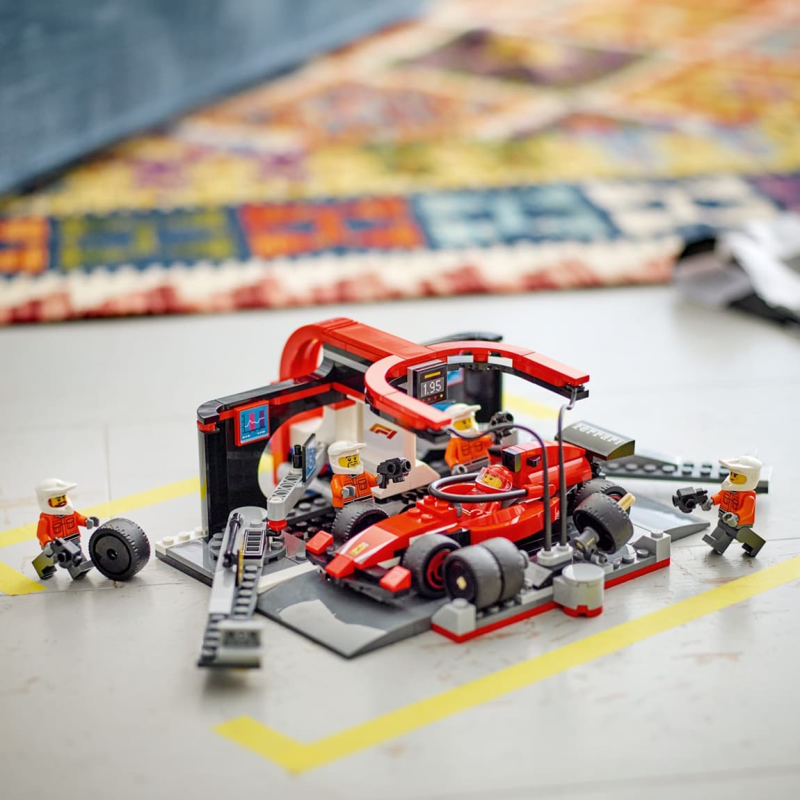 420182-lego-city-f1-pit-stop-and-pit-crew-with-ferrari-car-4