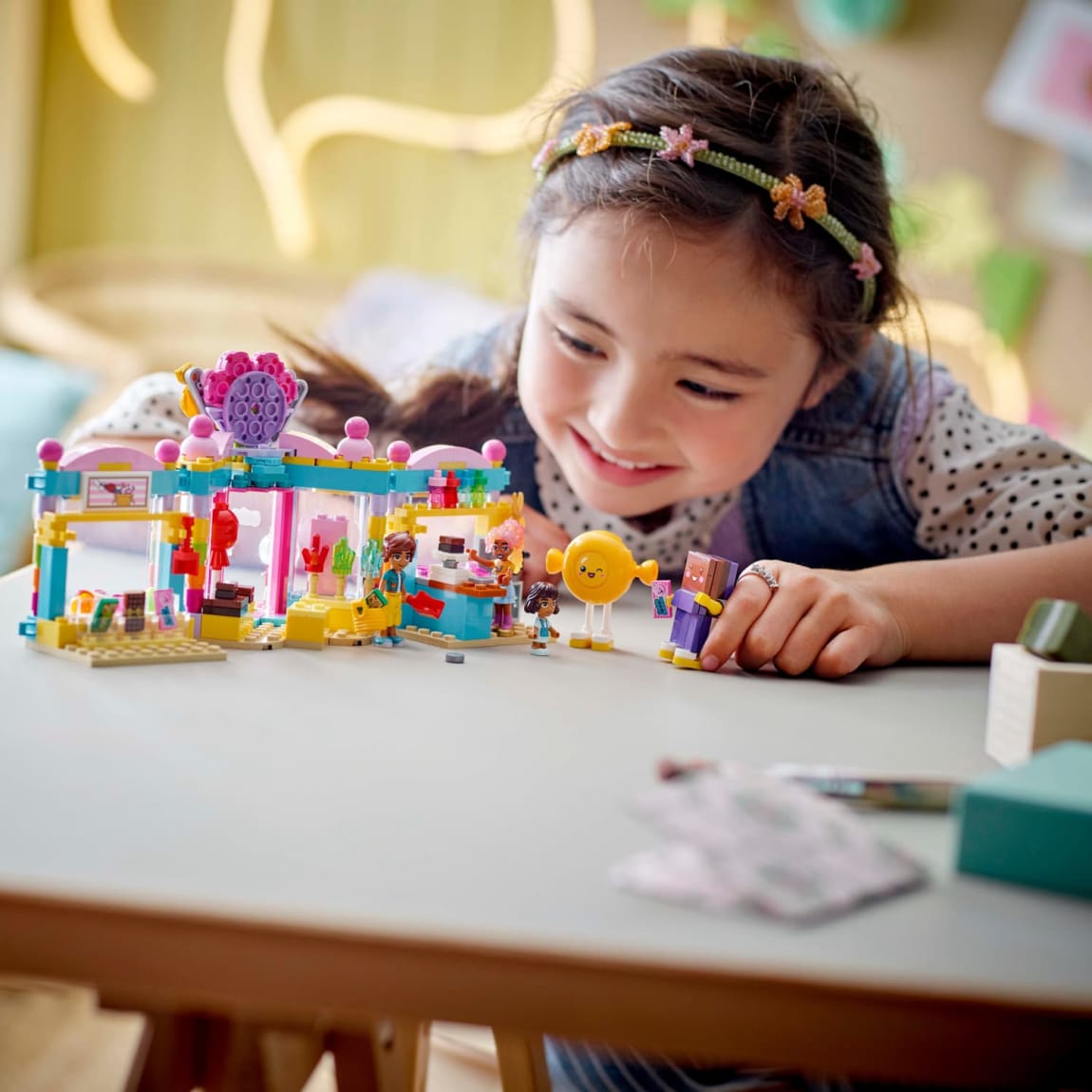 420203-lego-friends-heartlake-city-sweet-shop-2