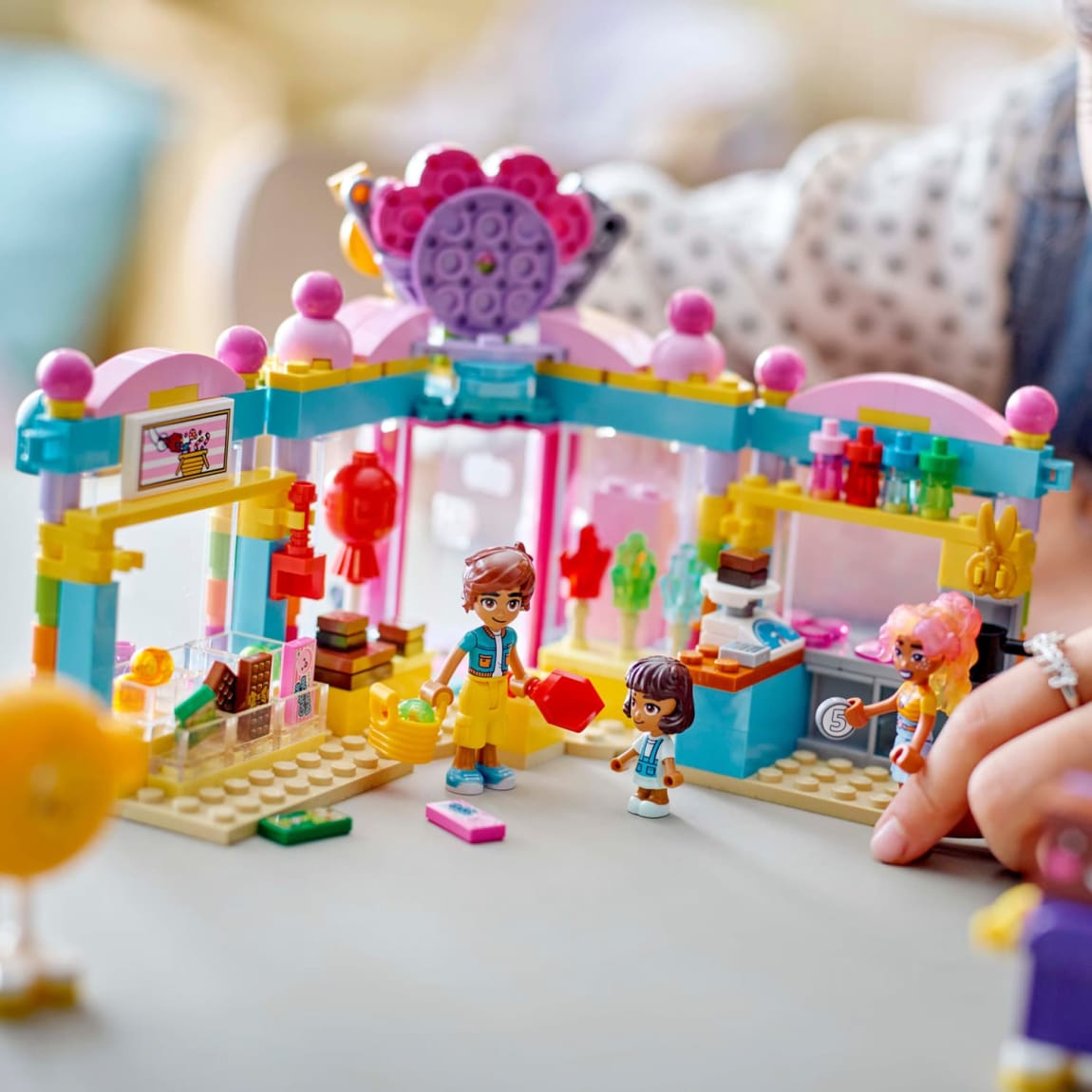 420203-lego-friends-heartlake-city-sweet-shop-4