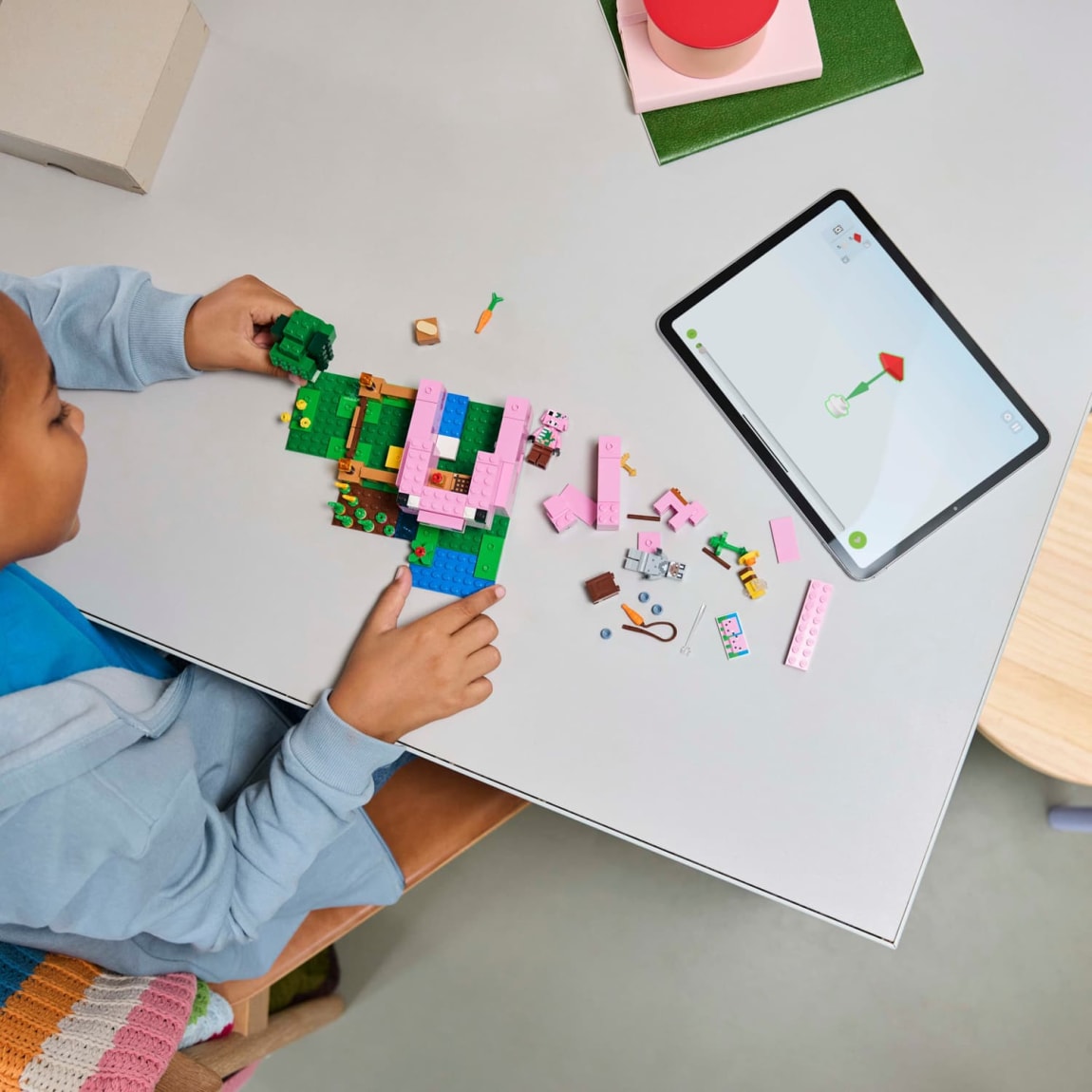 420210-lego-minecraft-the-ibaby-pig-house-4