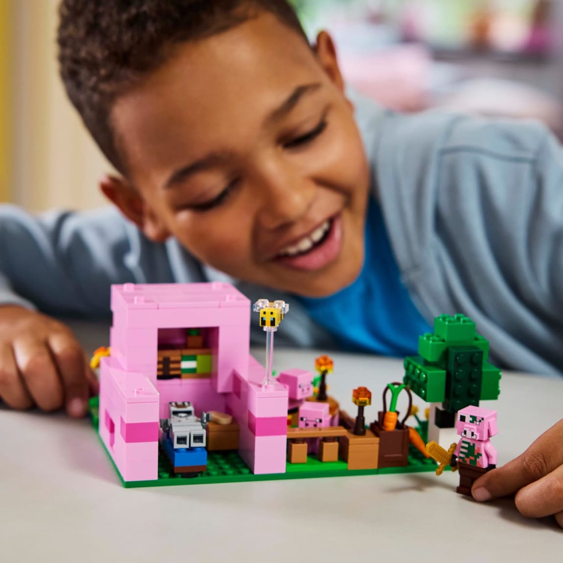 420210-lego-minecraft-the-ibaby-pig-house-6