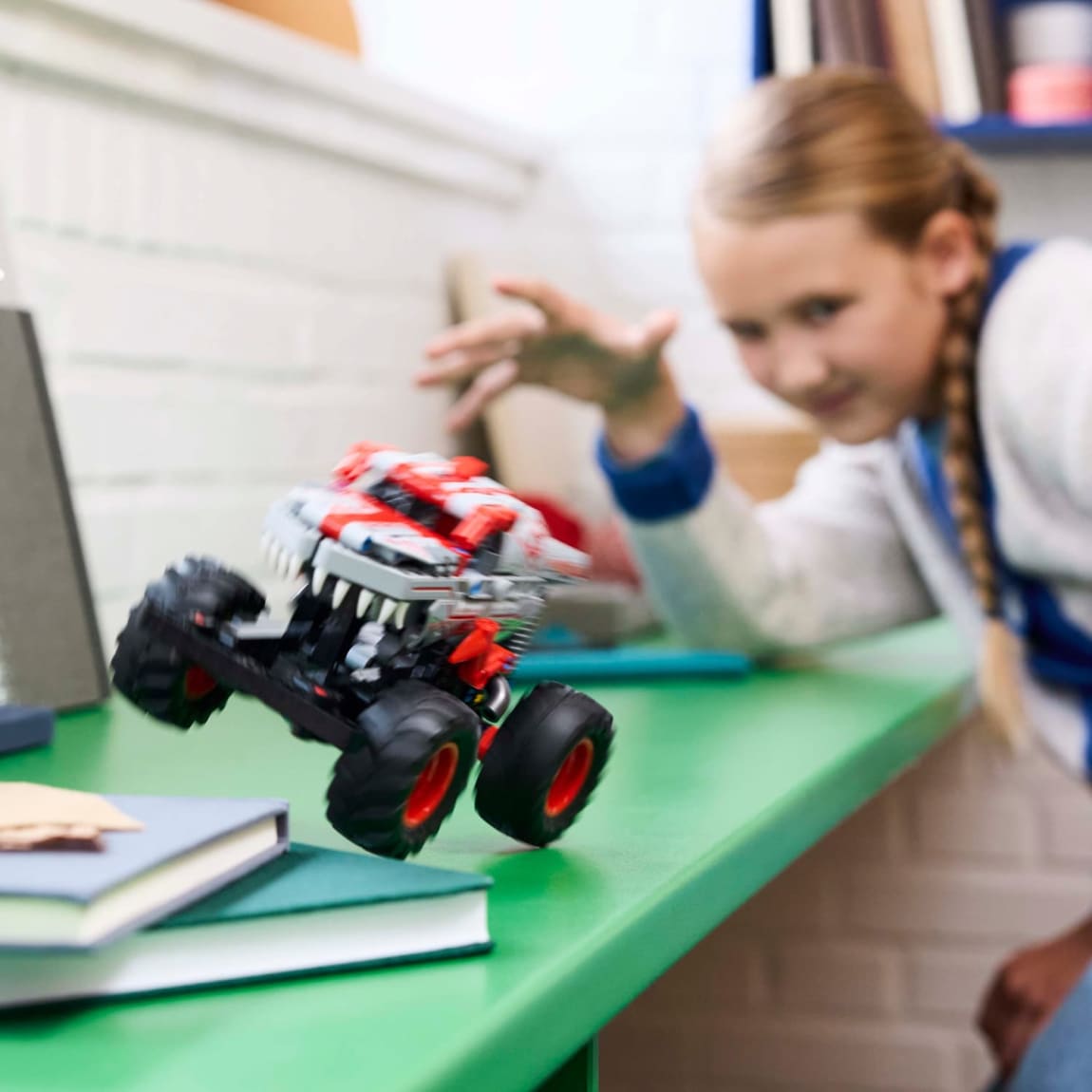 420250-lego-technic-monster-jam-thunderroarus-pull-back-8