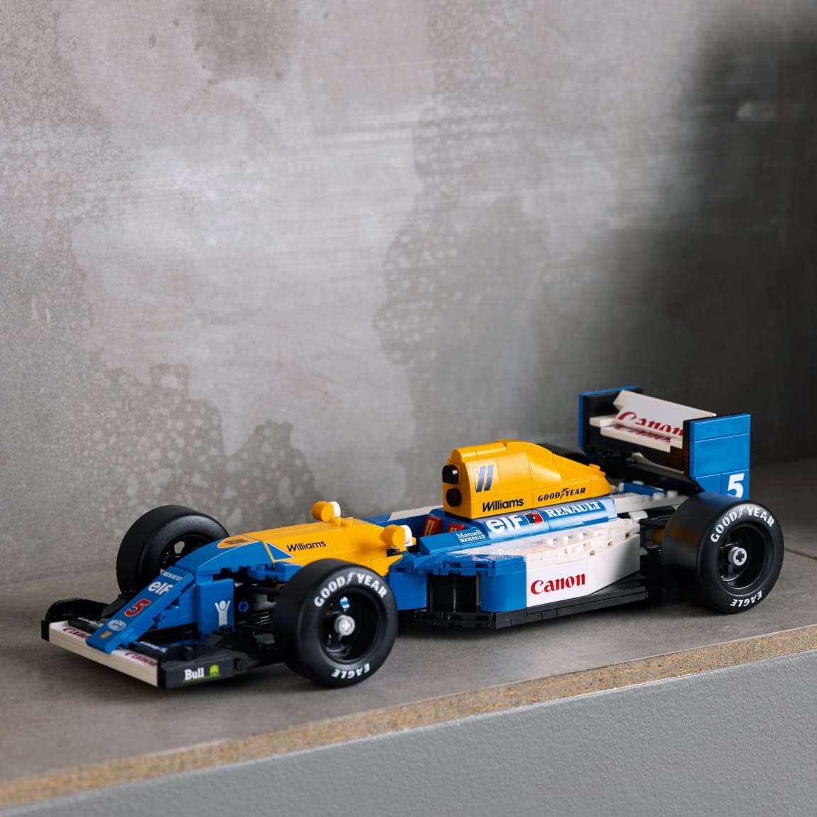 420251-williams-racing-fw14b-and-nigel-mansell-10353-4