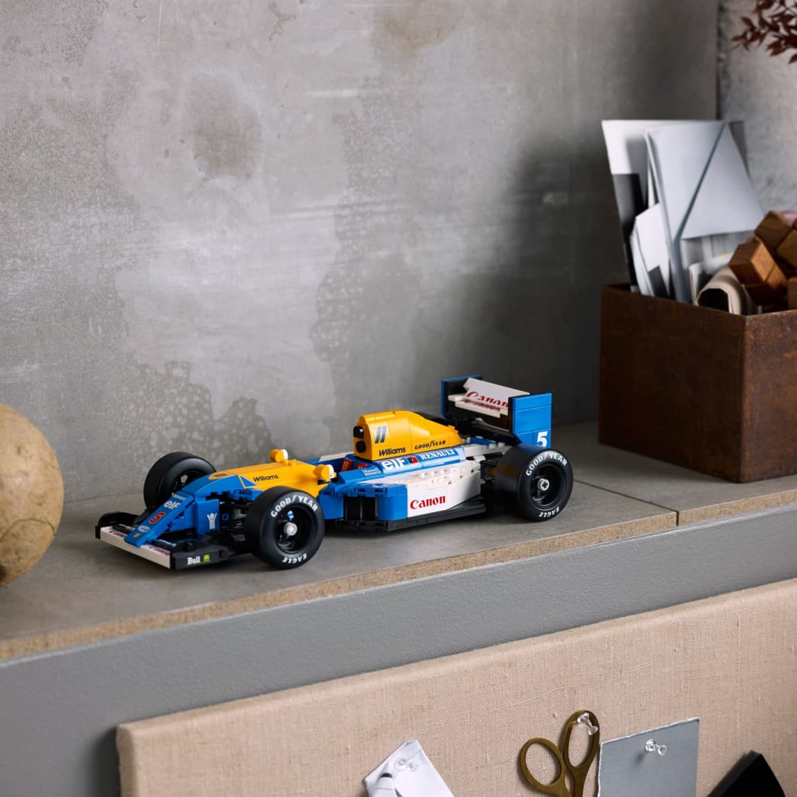 420251-williams-racing-fw14b-and-nigel-mansell-10353-8