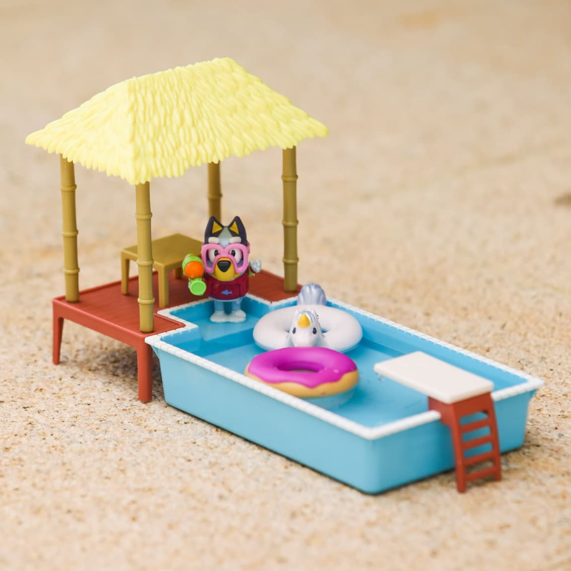 423036-bluey-pool-time-playset-5