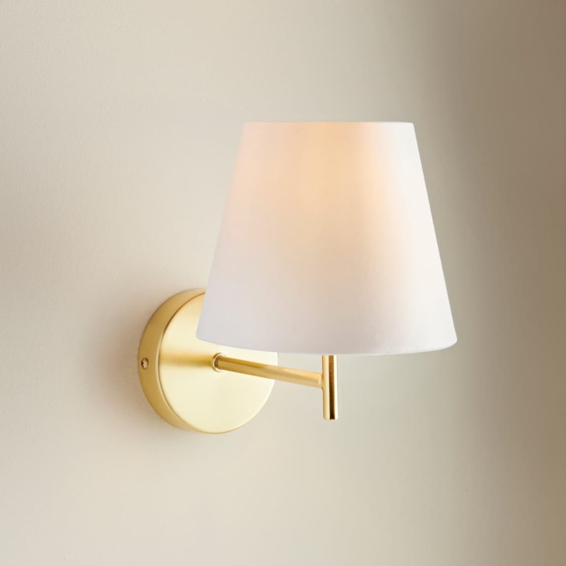 423278-traditional-wall-light-gold