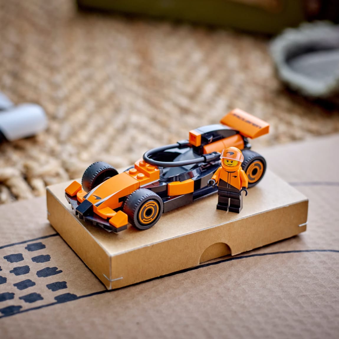 423462-lego-city-f1-driver-with-mclaren-race-car-2
