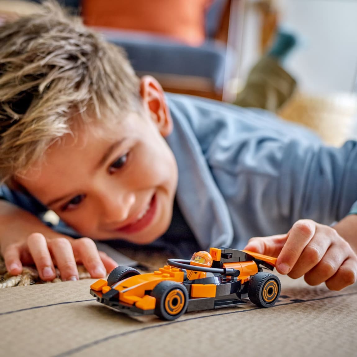 423462-lego-city-f1-driver-with-mclaren-race-car