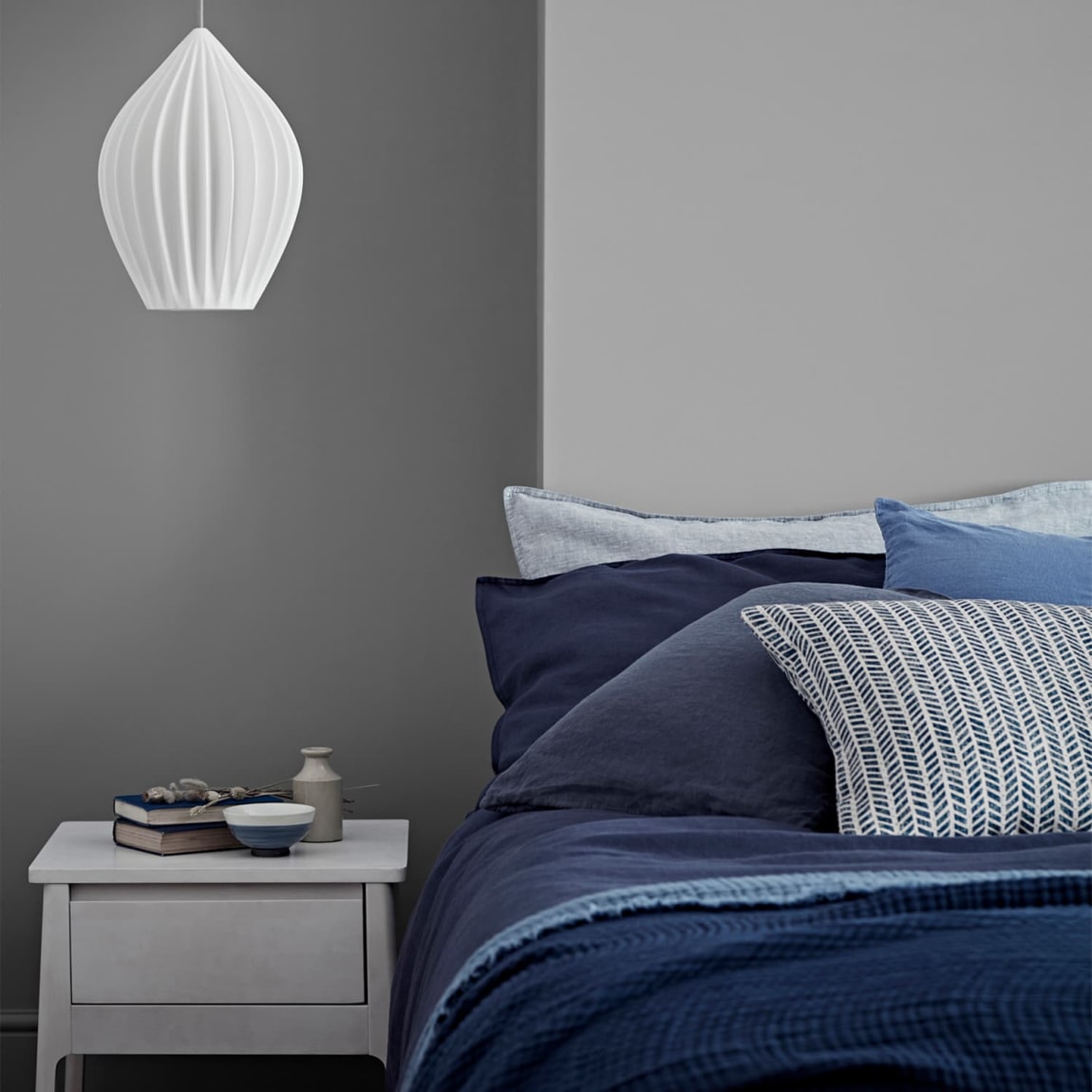 423870-crown-easyclean-matt-emulsion-2_5l-granite-dust-3