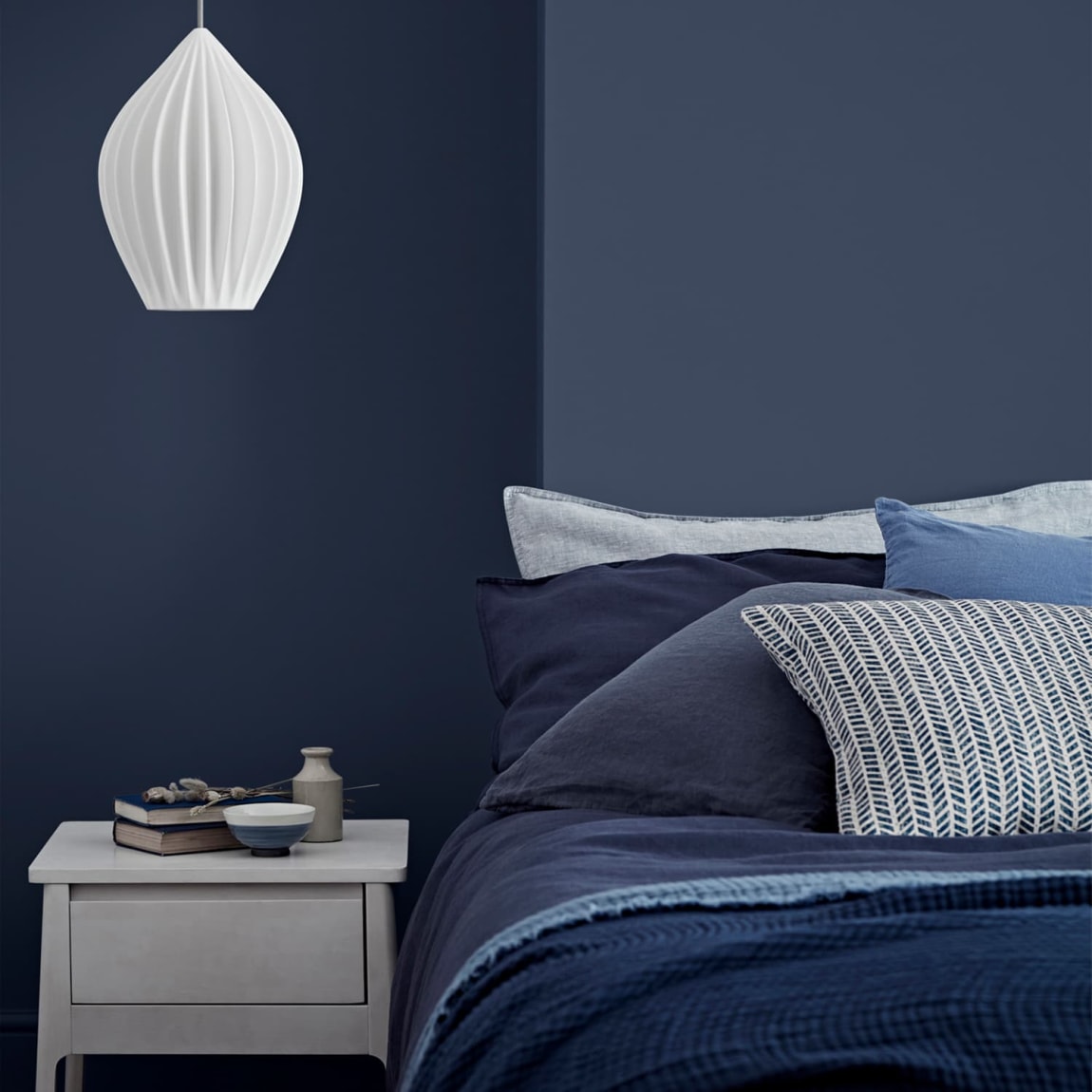 423873-crown-easyclean-matt-emulsion-2_5l-midnight-navy-3