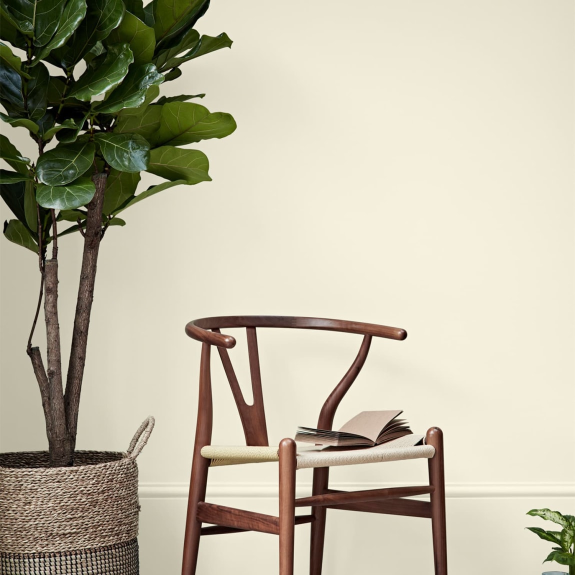 423878-crown-easyclean-matt-emulsion-2_5l-soft-linen-3