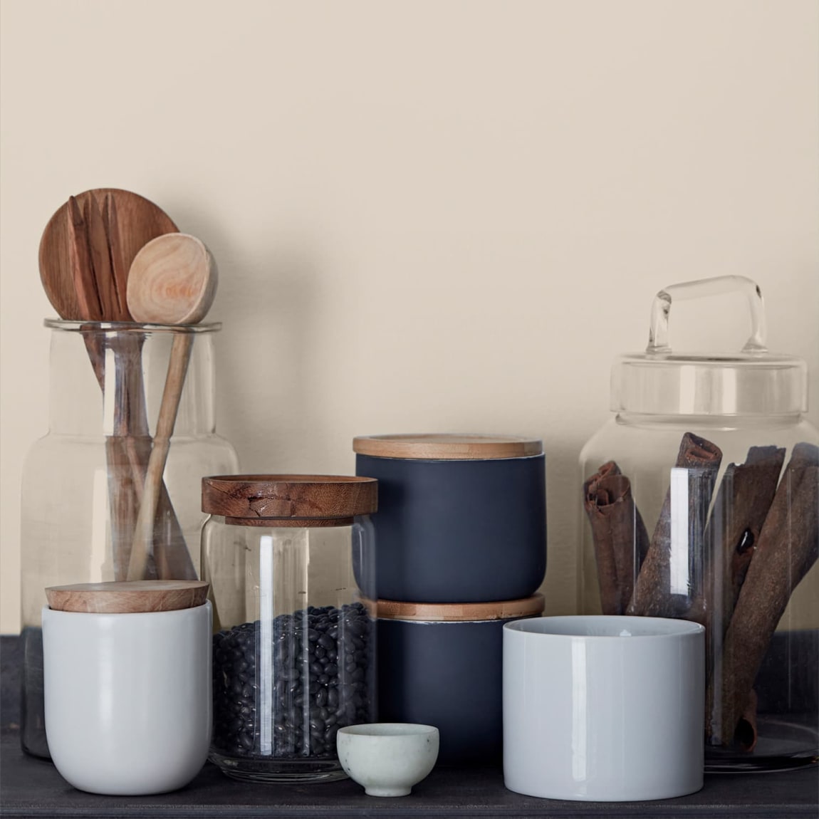 423903-crown-easyclean-kitchen-matt-emulsion-2_5l-afternoon-tea