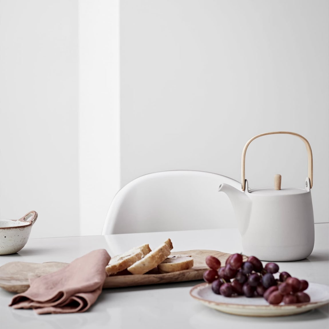 424142-crown-easyclean-kitchen-matt-emulsion-2_5l-pure-brilliant-white-3