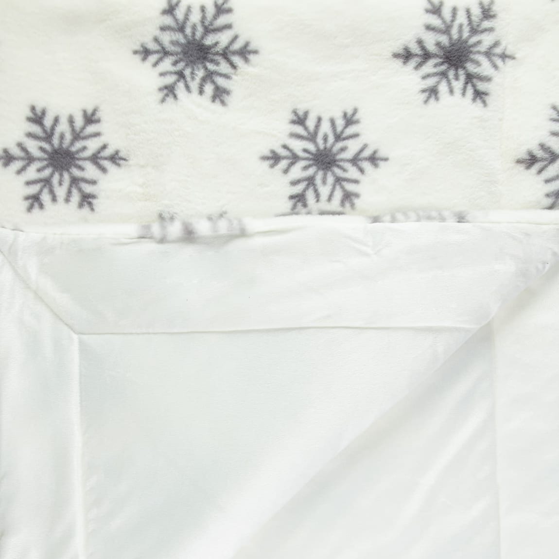 425346-snowflake-faux-fur-throw-white-2