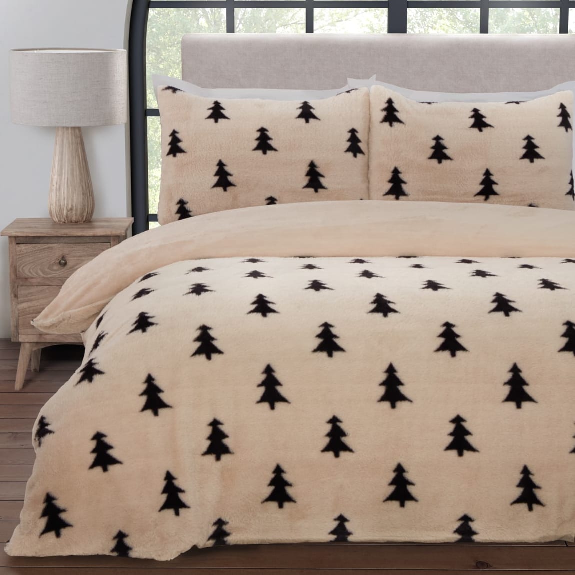 425360-425361-mono-xmas-tree-faux-fur-duvet-set-double-king