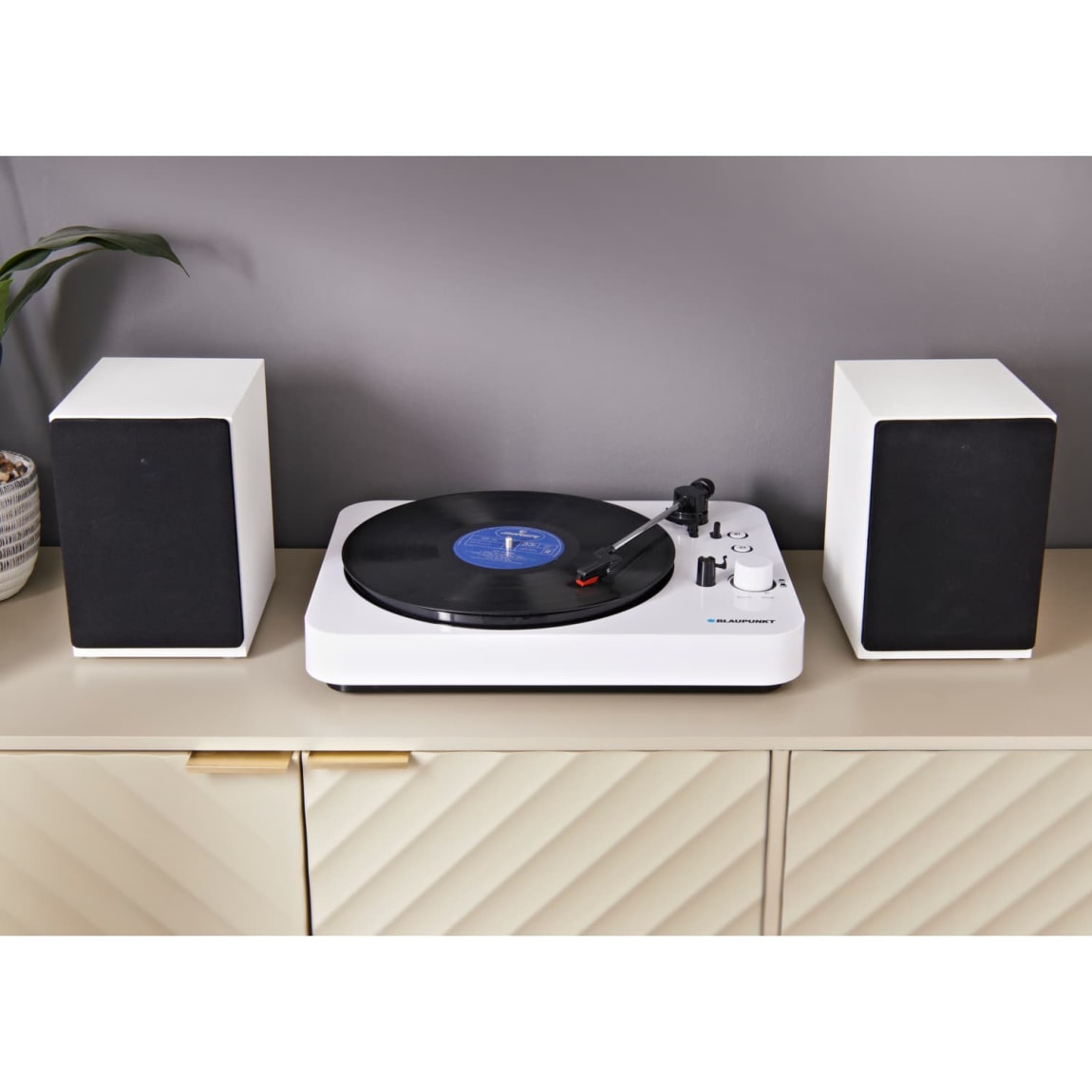 425719-blaupunkt-turntable-and-speakers-4