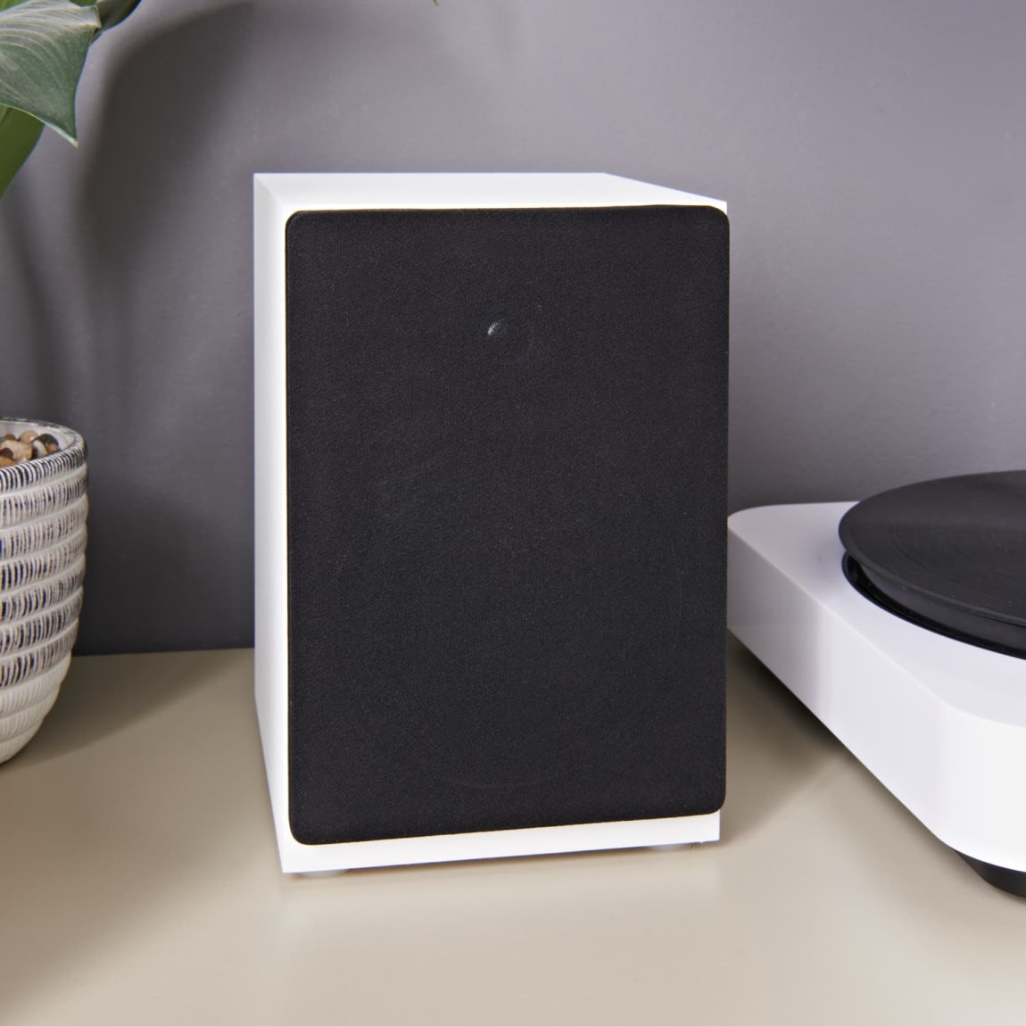 425719-blaupunkt-turntable-and-speakers