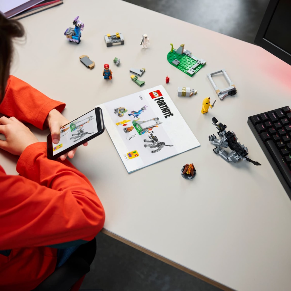 425775-lego-fornite-peely-and-sparkplugs-camp