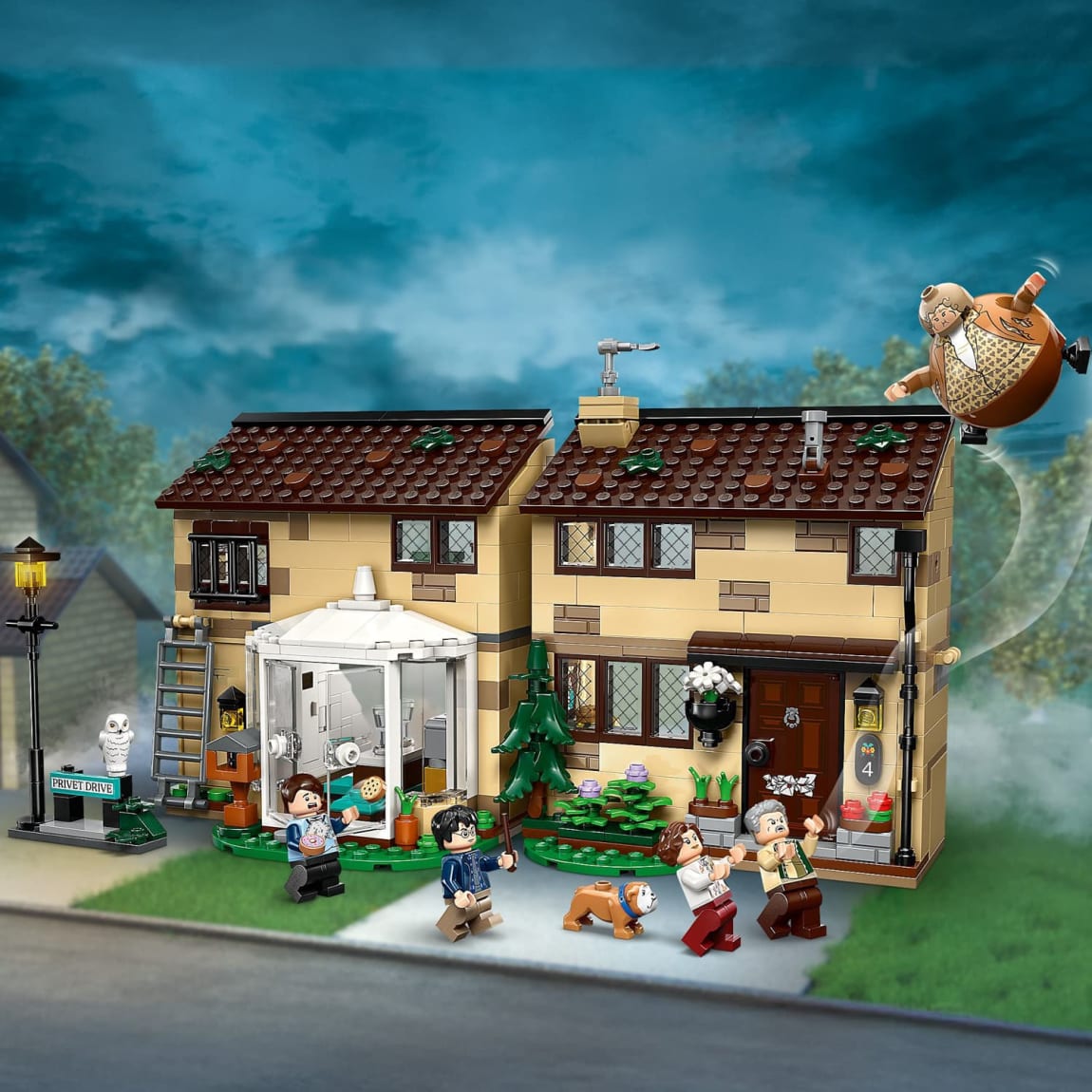 425780-lego-harry-potter-privet-drive-aunt-marges-visit-9