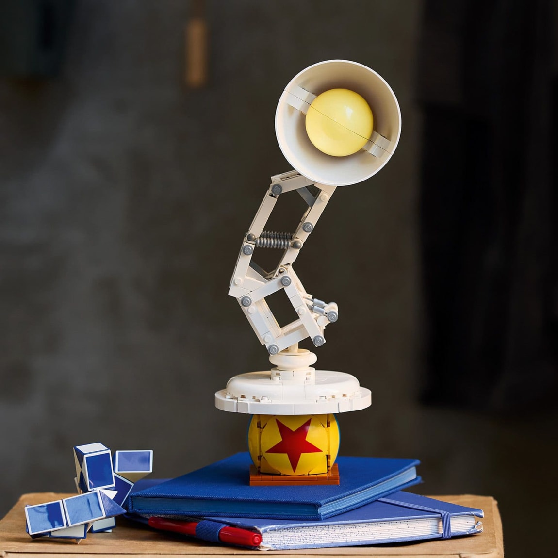 425786-lego-disney-pixar-lamp