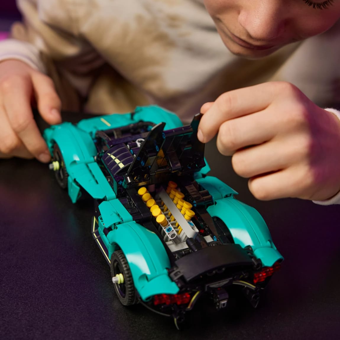 425803-lego-technic-aston-martin-valkyrie-2