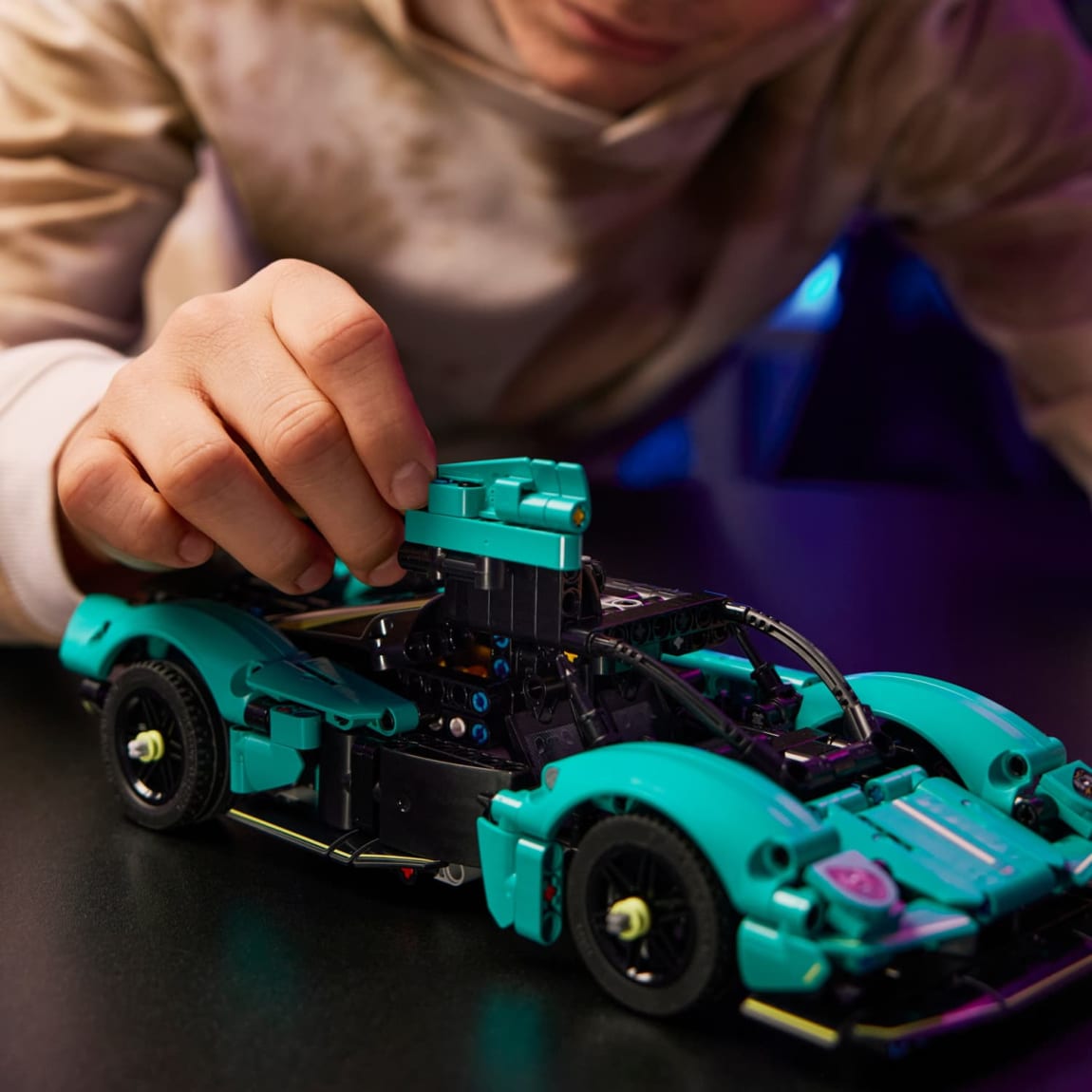 425803-lego-technic-aston-martin-valkyrie-3