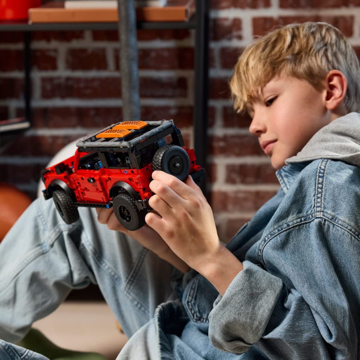 425831-lego-technic-ford-bronco-suv-11