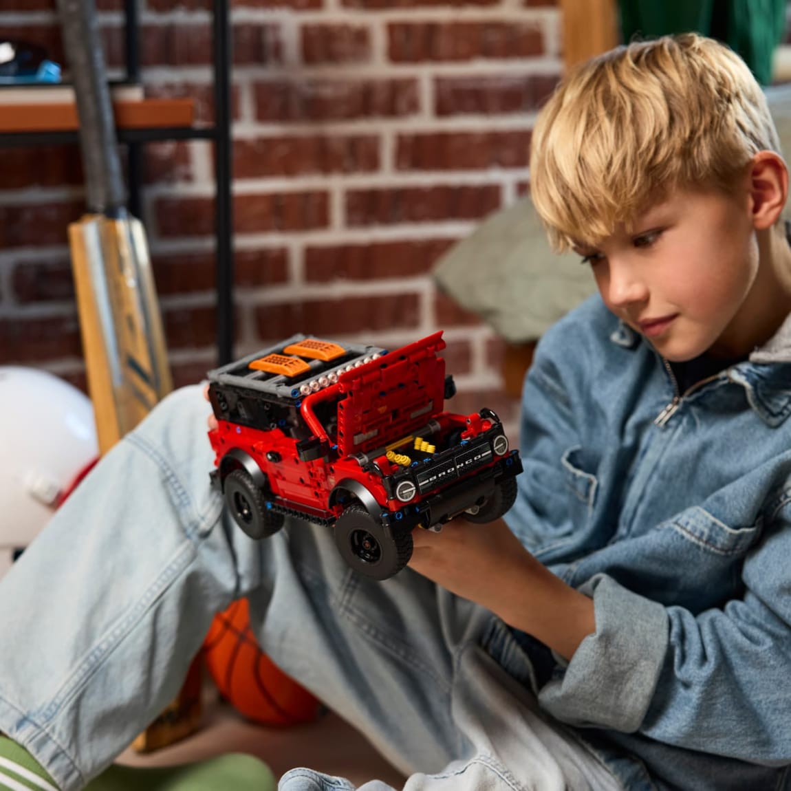 425831-lego-technic-ford-bronco-suv-2