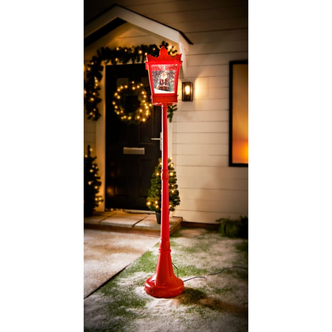 426145-1_8m-snowing-lamppost