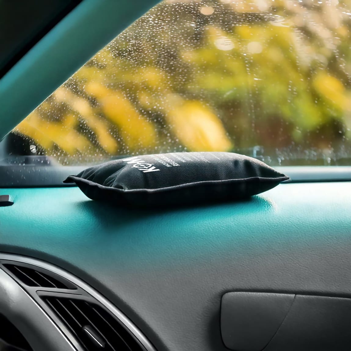 426870-kombat-moisture-absorbing-reusable-pouch1