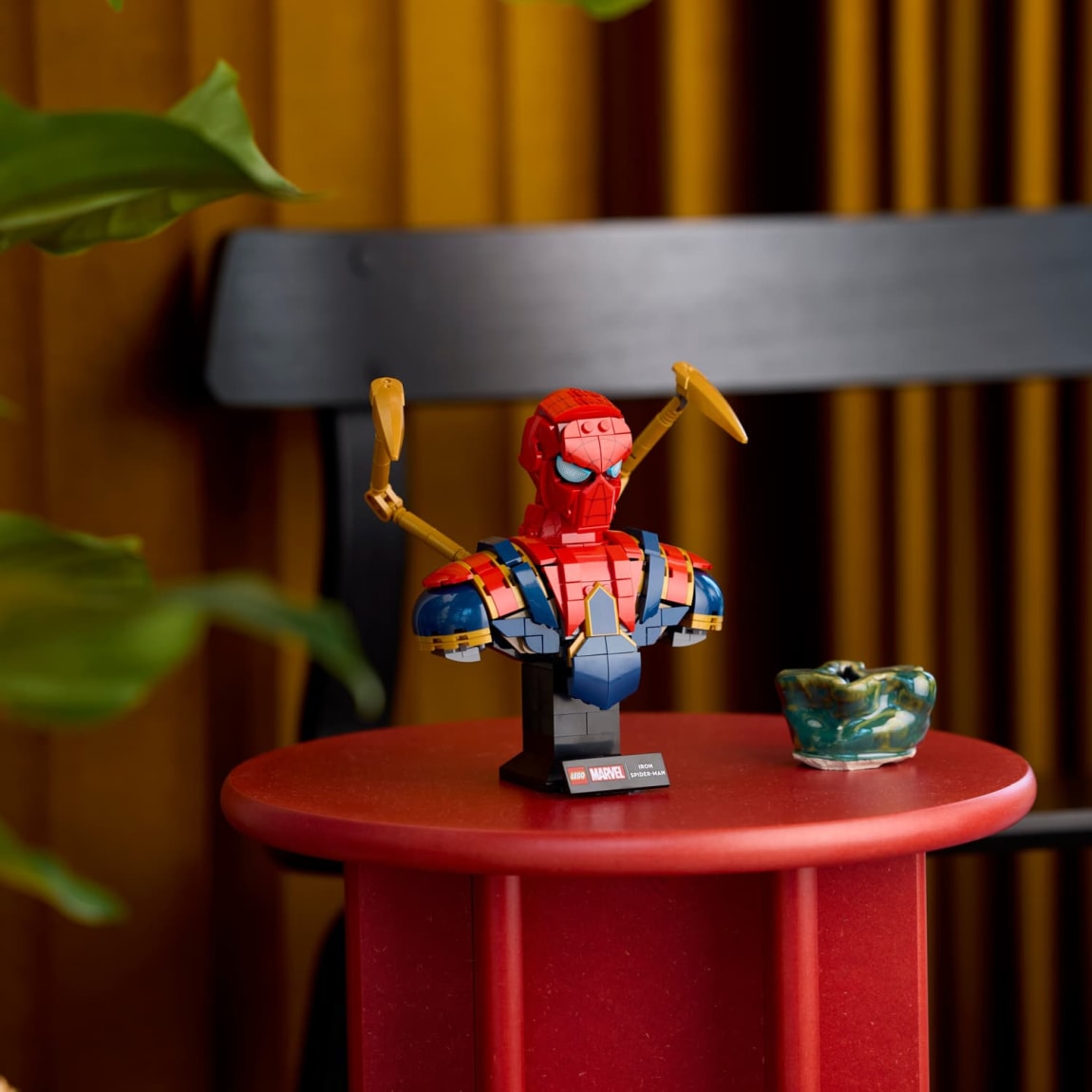 427738-lego-marvel-spiderman-bust-10