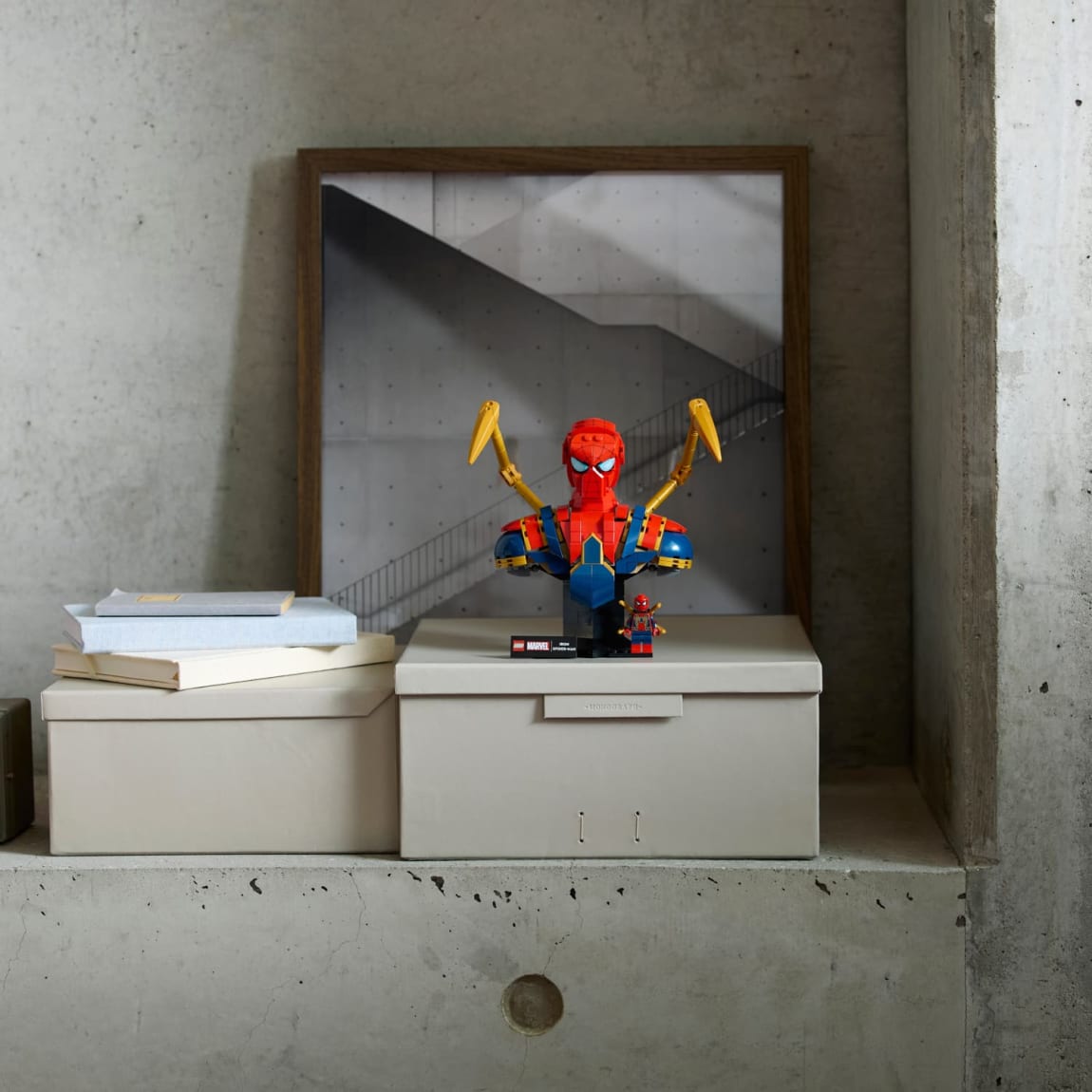 427738-lego-marvel-spiderman-bust-11