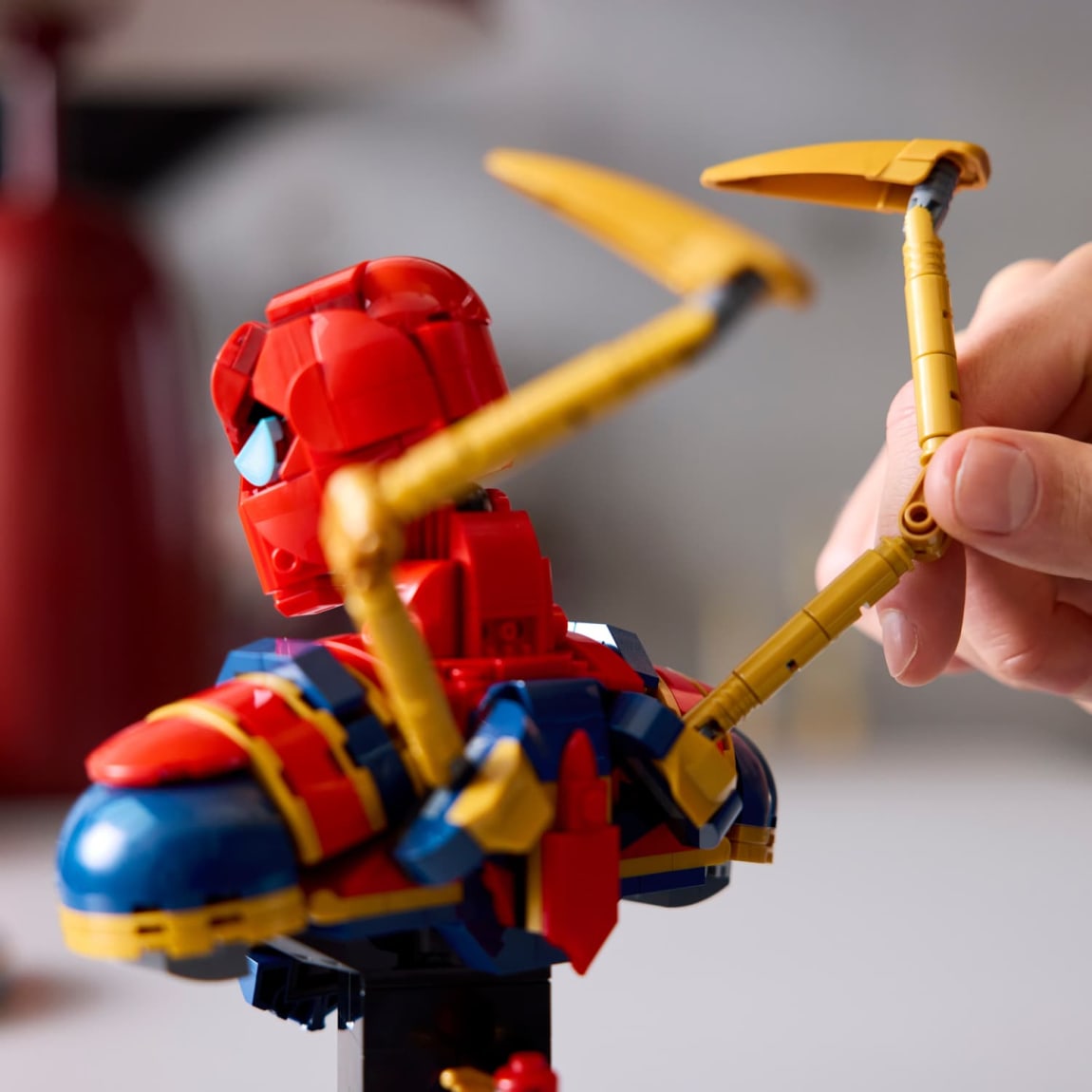 427738-lego-marvel-spiderman-bust-6