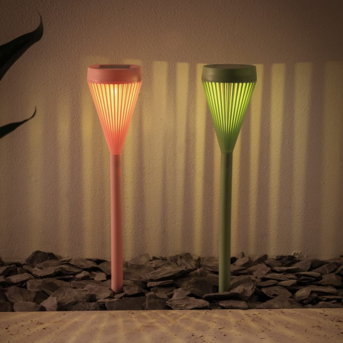 429552-solar-powered-string-post-light