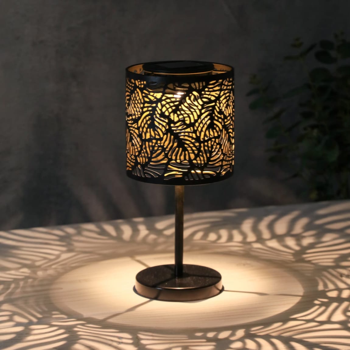 429608-solar-powered-tropical-table-lamp