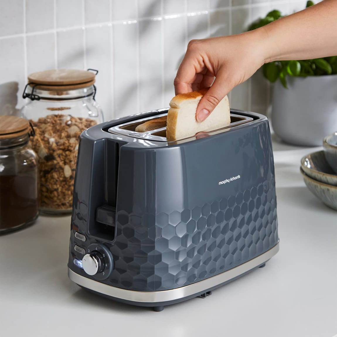 430524-morphy-richards-hive-2-slice-toaster-7