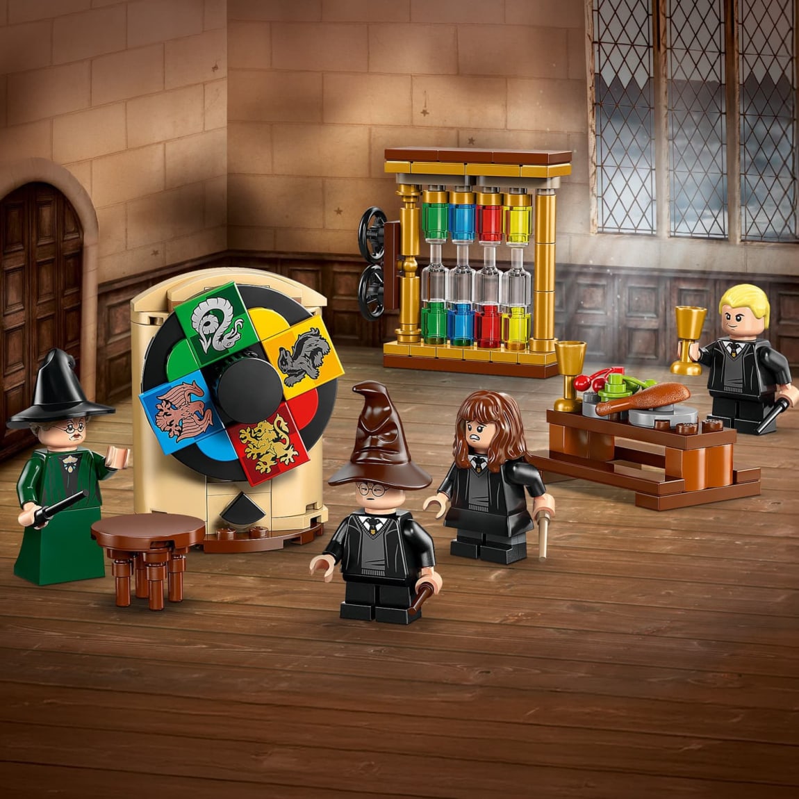 432933-lego-harry-potter-hogwarts-castle-sorting-hat-ceremony-4