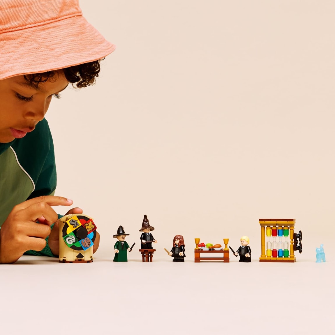 432933-lego-harry-potter-hogwarts-castle-sorting-hat-ceremony-6