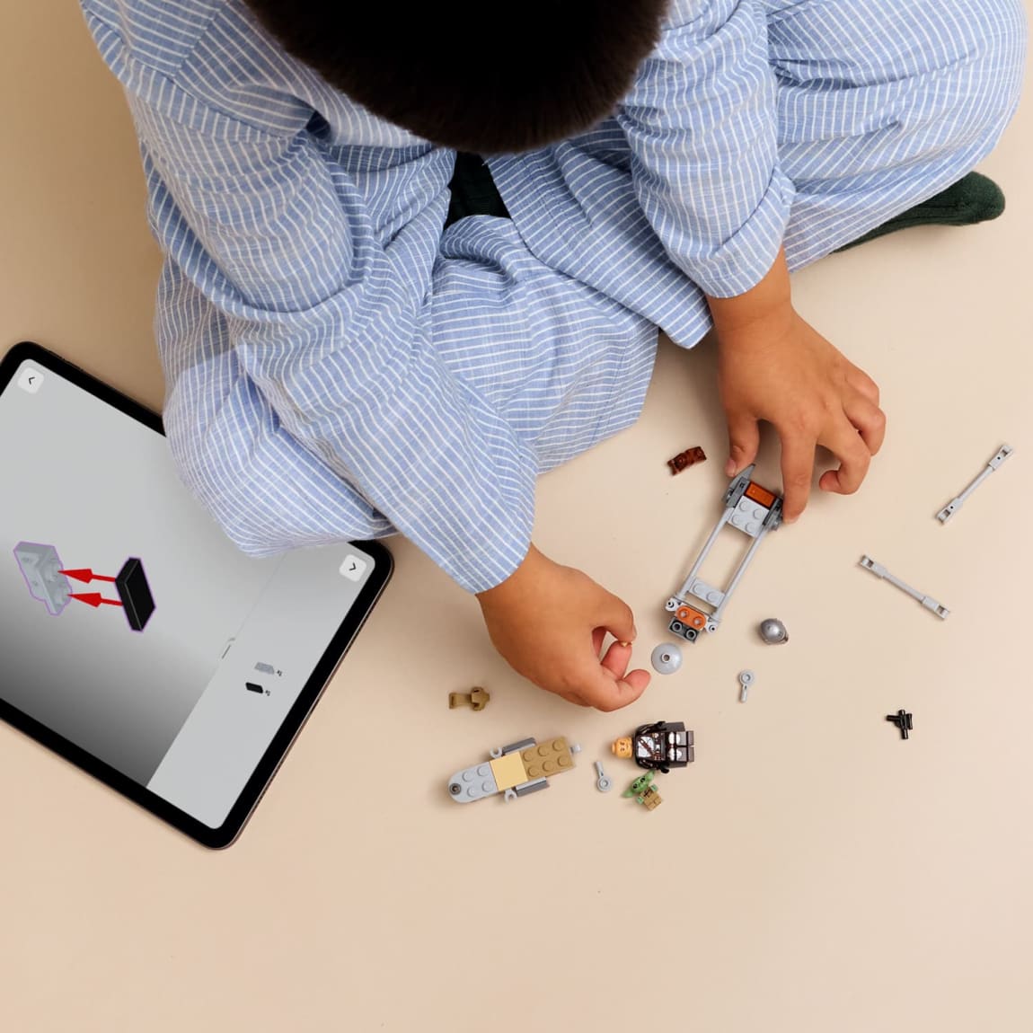 432940-lego-star-wars-the-mandalorian-and-grogus-speeder-bike-7