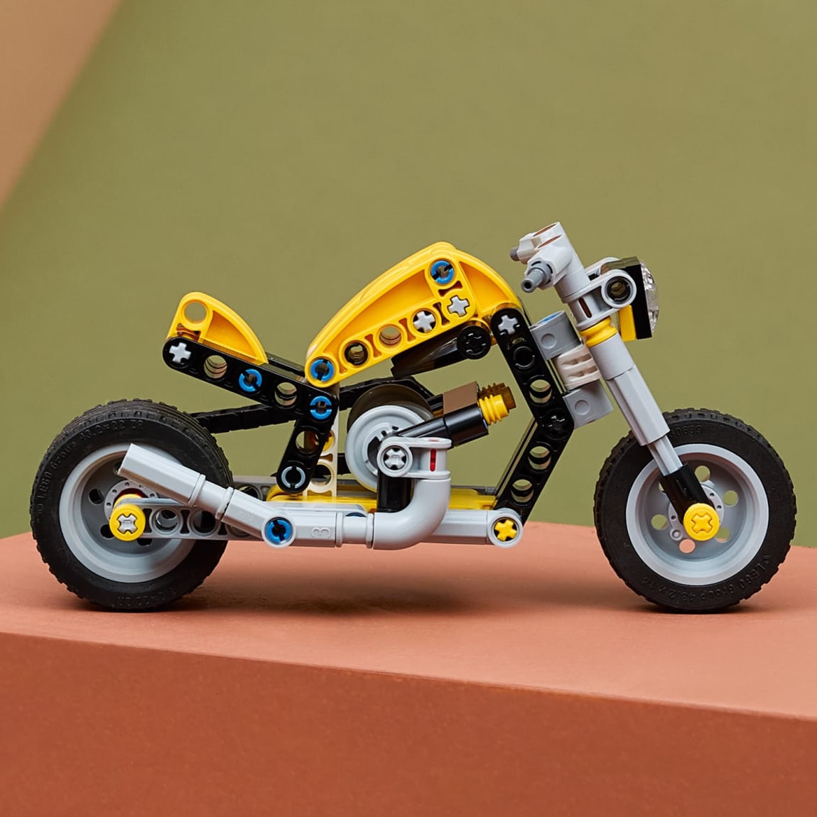 433721-lego-yellow-motorbike-42225-5