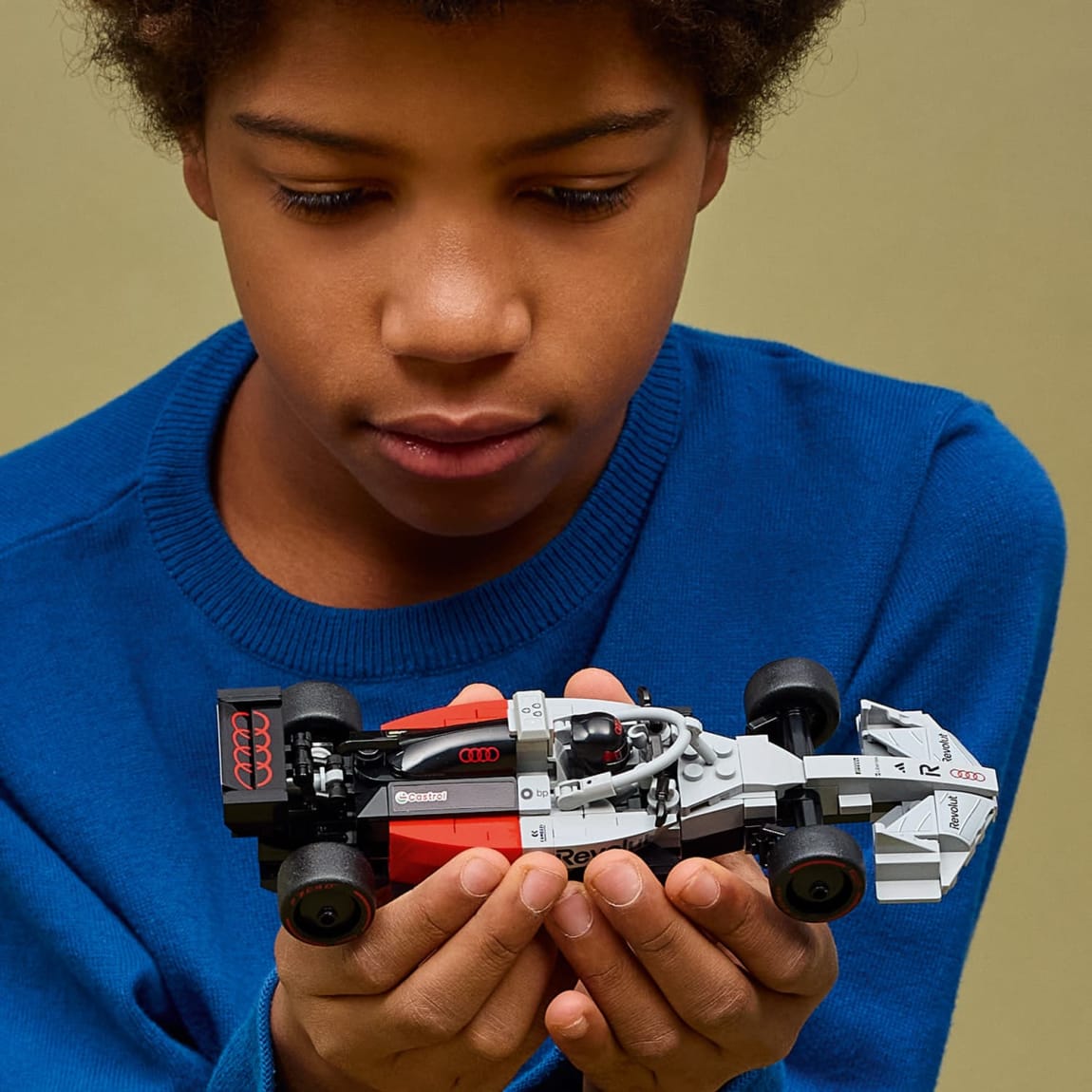 433731-lego-audi-revolut-f1-team-r26-race-car-77259-5