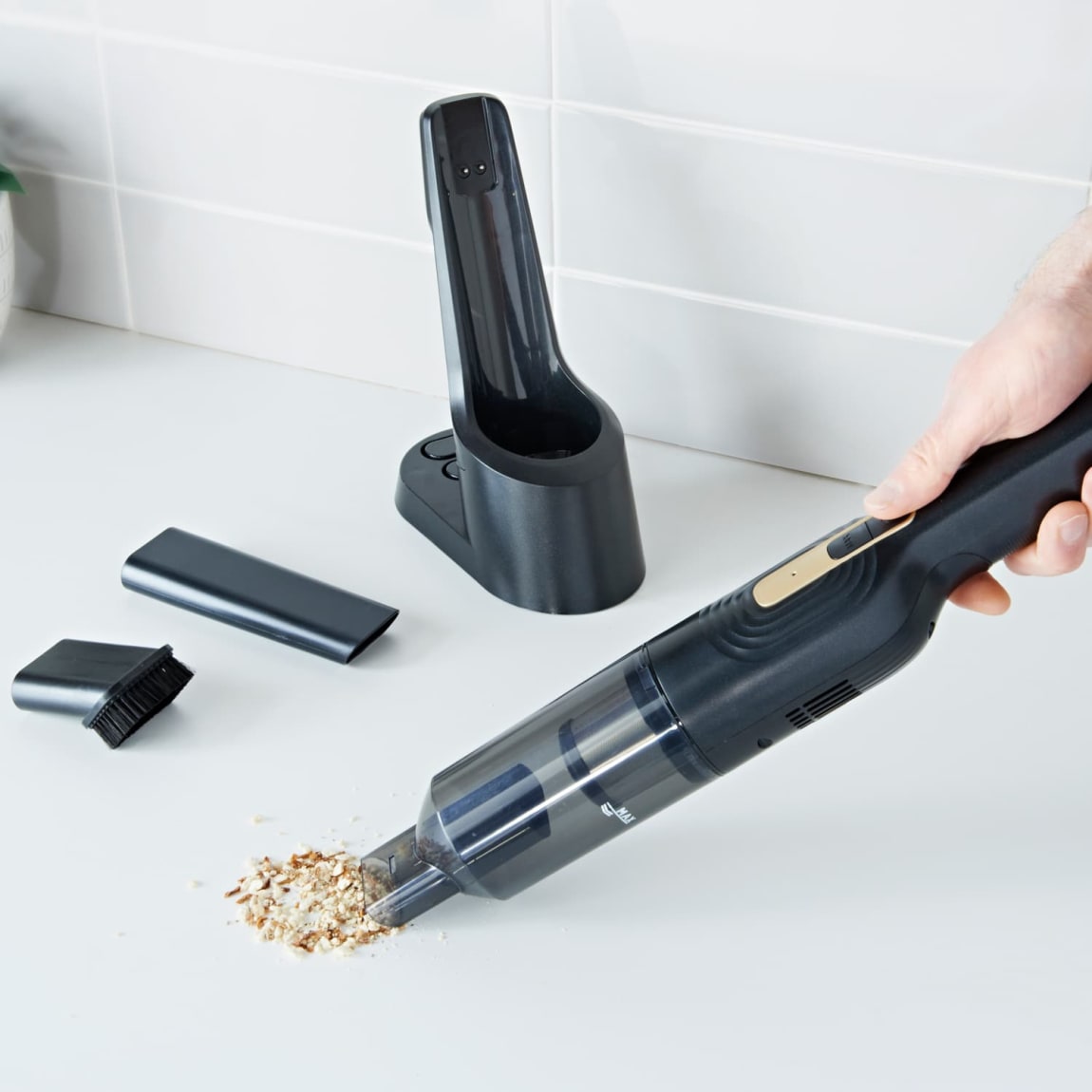 434779-goodmans-hand-held-vac-4