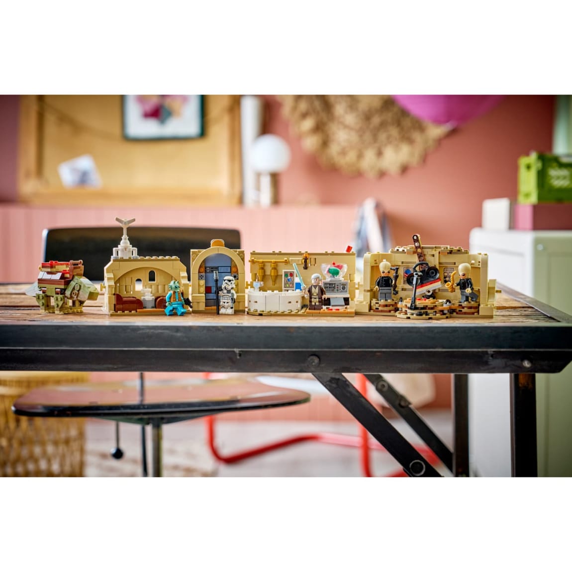 435401-lego-smart-play-mos-eisley-cantina-75425-2