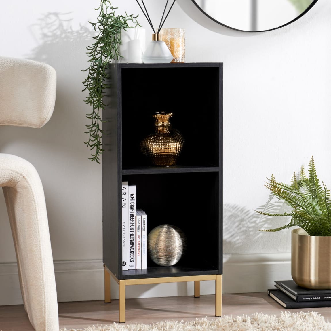 436174-black-2-cube-with-gold-feet