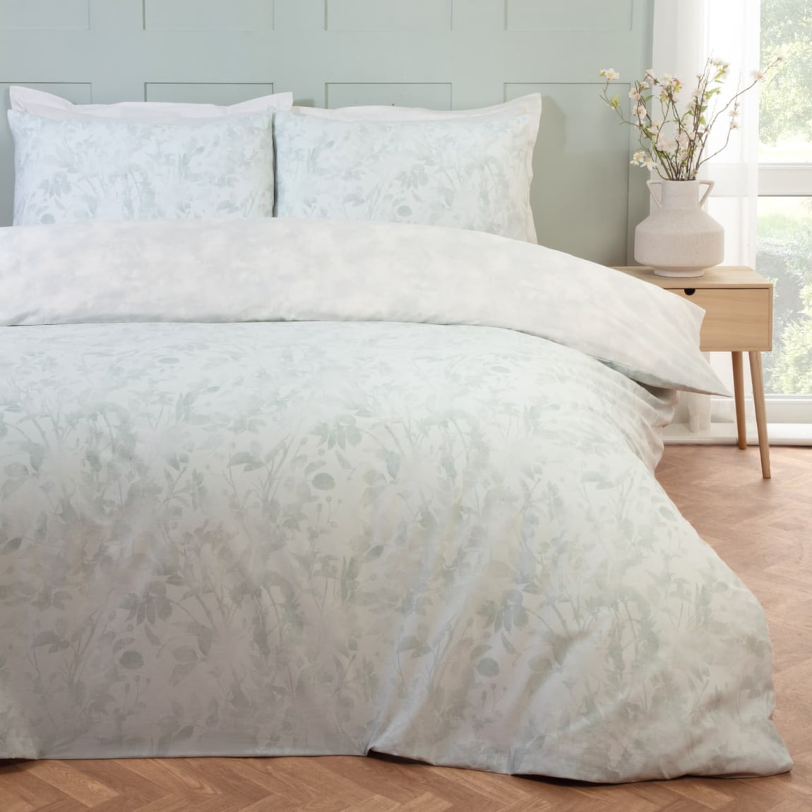 437269-437271-silhouette-floral-duvet-set-double-king