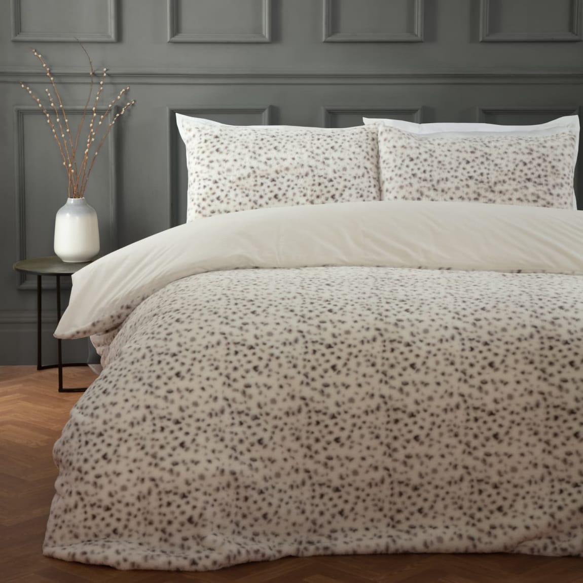 437395-437396-spotted-snow-faux-fur-duvet-set-double-king